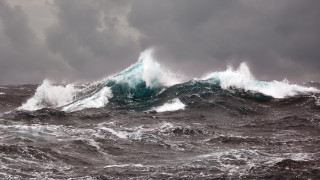 Турски товарен кораб с 12 души екипаж на борда потъна