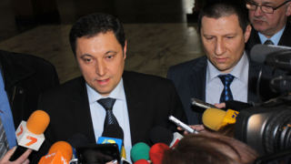 Янев носи нови папки на главния прокурор, замисли се за РЗС кабинет