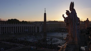 Днес вярващи ще отдадат последна почит на папа Франциск на