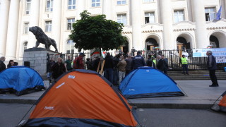 Втори ден Съдебната палата осъмва блокирана с палатки пред входа