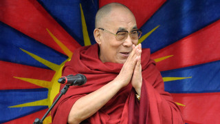 Далай Лама се ваксинира срещу COVID-19, призова всички да го направят