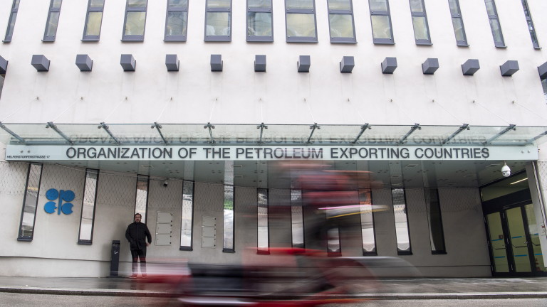 ОПЕК+ одобри увеличение на производството на петрол от май
