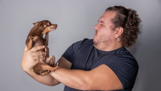 Защо понякога кучето ни мирише по-зле от обикновено