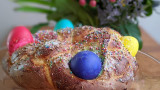 Рецепта за традиционен великденски хляб по италиански, украсен с глазура и боядисани яйца