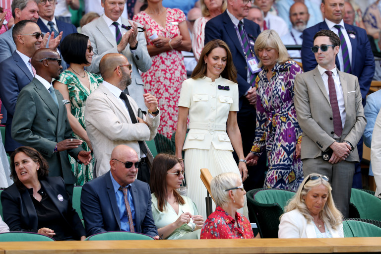 Всички посрещнаха Кейт с аплодисменти