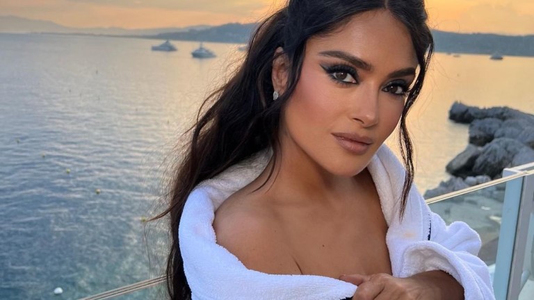 Салма Хайек - гола в сауната