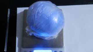 Над половин килограм кокаин и приспособления за разфасоването му