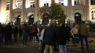 Десетки граждани излязоха на протест пред Съдебната палата в София