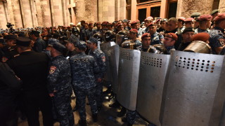 Азербайджан продължава ударите по Нагорни Карабах, а Русия и САЩ призовават за мир