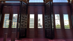 Министерство на културата разпореди демонтаж на стоманените врати на входа на НС