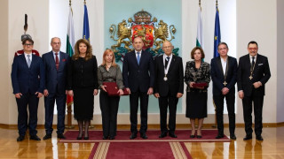 Държавният глава Румен Радев удостои с висши държавни отличия изтъкнати