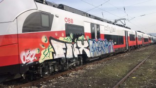 Вандали изрисуваха с графити чисто нов влак 