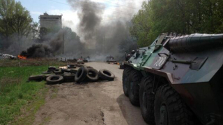 В Донбас вече се воюва с танкове, Русия продължава да изпраща войници и оръжия