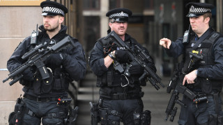 Въоръжен мъж край британския парламент вдигна полицията на крак