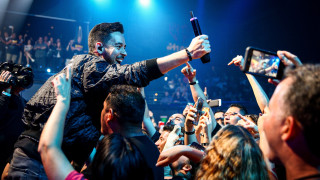 Феновете в целия свят да знаят че чувстваме любовта ви