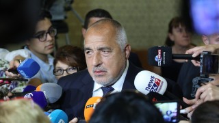 След като само преди час заяви че няма да си