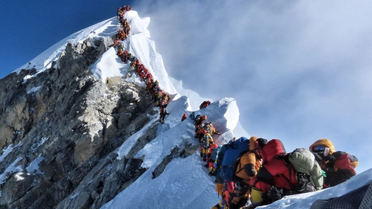 В петък още двама алпинисти са загинали под връх Еверест.