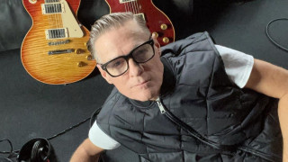 Малцина знаят че канадският рок музикант китарист и текстописец Брайън