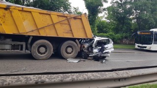 Трима ранени при катастрофа между камион и две коли в София