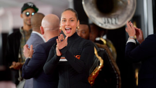 Преди ден Алиша Кийс се появи в The Late Late