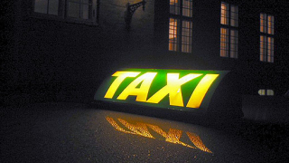 Водещ на новините по БНТ влиза в ролята на шофьор на такси