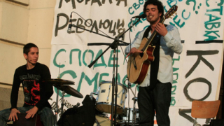 142-рият протест пя и танцува на "лайф" пред Ректората
