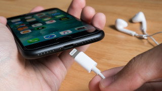 Задава (ли) се първият iPhone, който не използва кабели