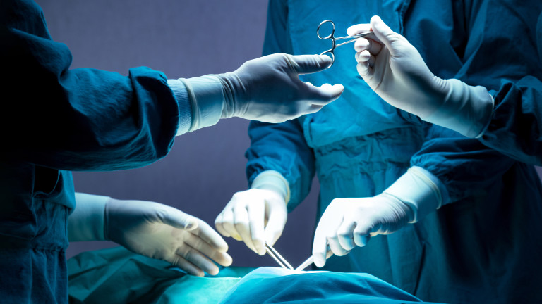 Американски хирурзи извършиха първата в света трансплантация на око