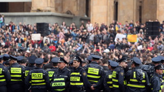 Хиляди грузинци се събраха пред парламента на страната и поискаха