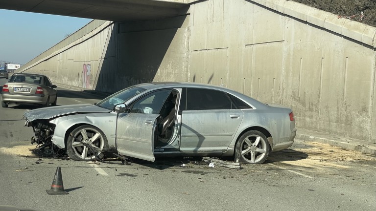 Шофьор самокатастрофира на Околовръстното шосе в София, съобщава bTV.
Пътният инцидент