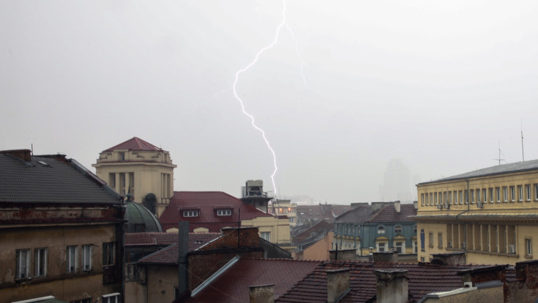 Буря се разрази в късния следобед в София. Над столицата