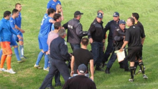 Скандал: Фенове и домакини пребиха от бой гостите си в българско футболно дерби!