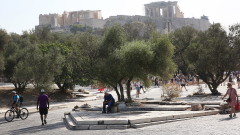 Акропола с ограничено работно време и спрени училища, докато Гърция се бори с жегата