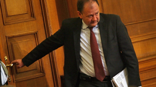 Да не прехвърляме върху гражданите отговорността на политиците, опонира Миков на президента
