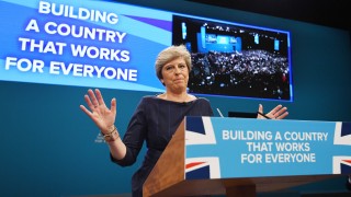 Британският премиер Тереза Мей се зарече че ще остане на