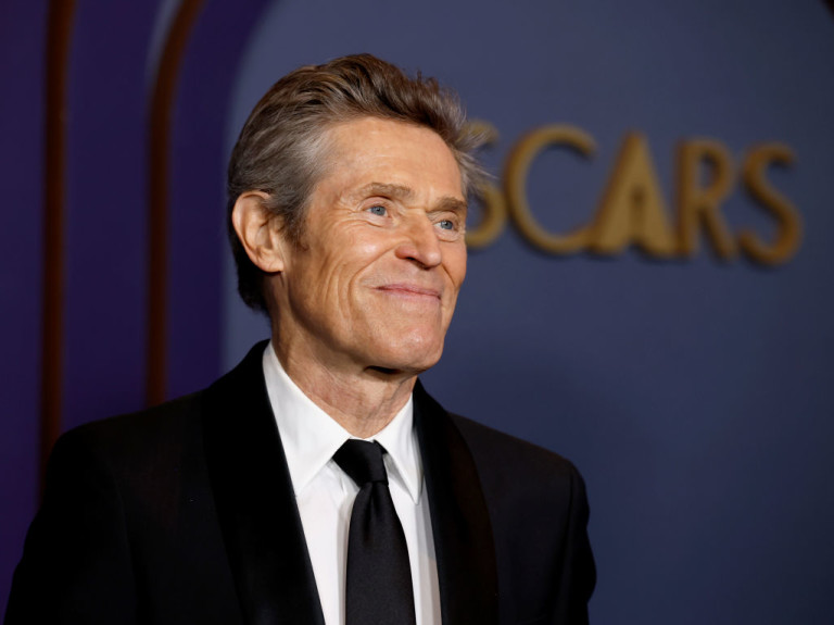 Уилем Дефо в очакване на сюжета на