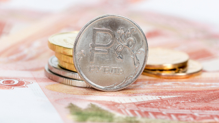 Руската рубла регистрира най голямото си обезценяване спрямо долара за почти