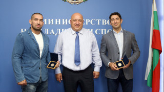 Министър Кралев връчи почетни медали на шампионите по бразилско джу-джицу Николай Николов и Иво Евгениев
