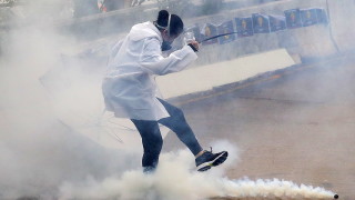 Китайската полиция използва сълзотворен газ и би протестиращи