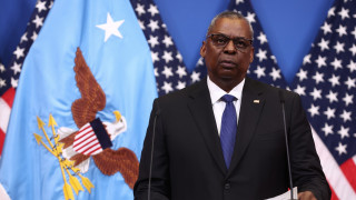 Министърът на отбраната на САЩ Лойд Остин говори пред репортери