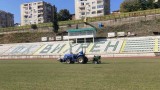 В Сандански подготвят терена за предстоящите мачове