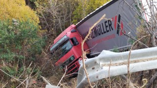 Камион се преобърна при село Жиленци Кюстендилско съобщи bTV Инцидентът