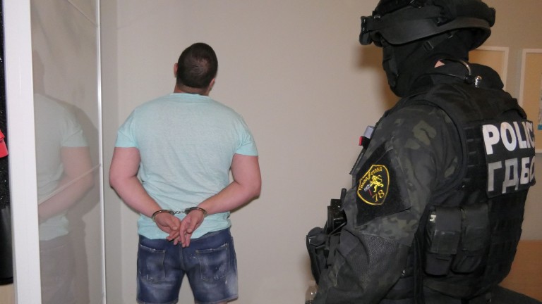 Арестуваха полицай в Пловдив