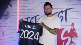 Вратарят на френския шампион Пари Сен Жермен Александър Летелие съпругата