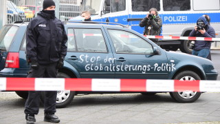 Антиглобалист се заби с кола в портата на офиса на Меркел