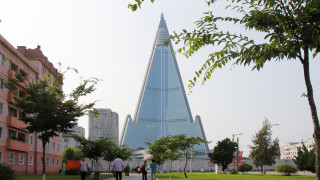 През 1987 г е направена първата копка на грандиозен нов