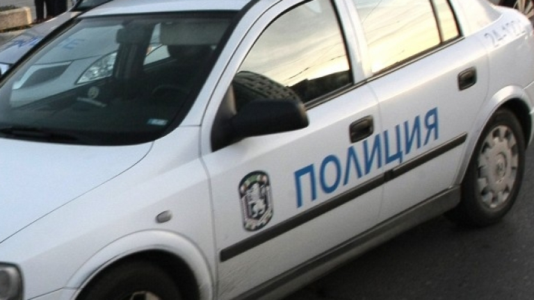 Задържаха двама каналджии с група нелегални в Бургас 