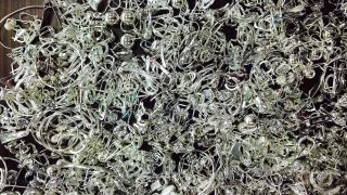 Митничари откриха 1 703 кг сребърни накити в бельото на румънка