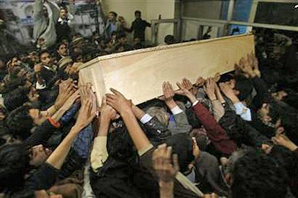 Ал Кайда пое отговорността за убийството на Бхуто