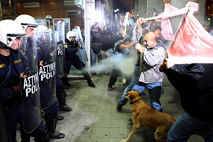 Среднощен бой между полицаи и докери в Атина